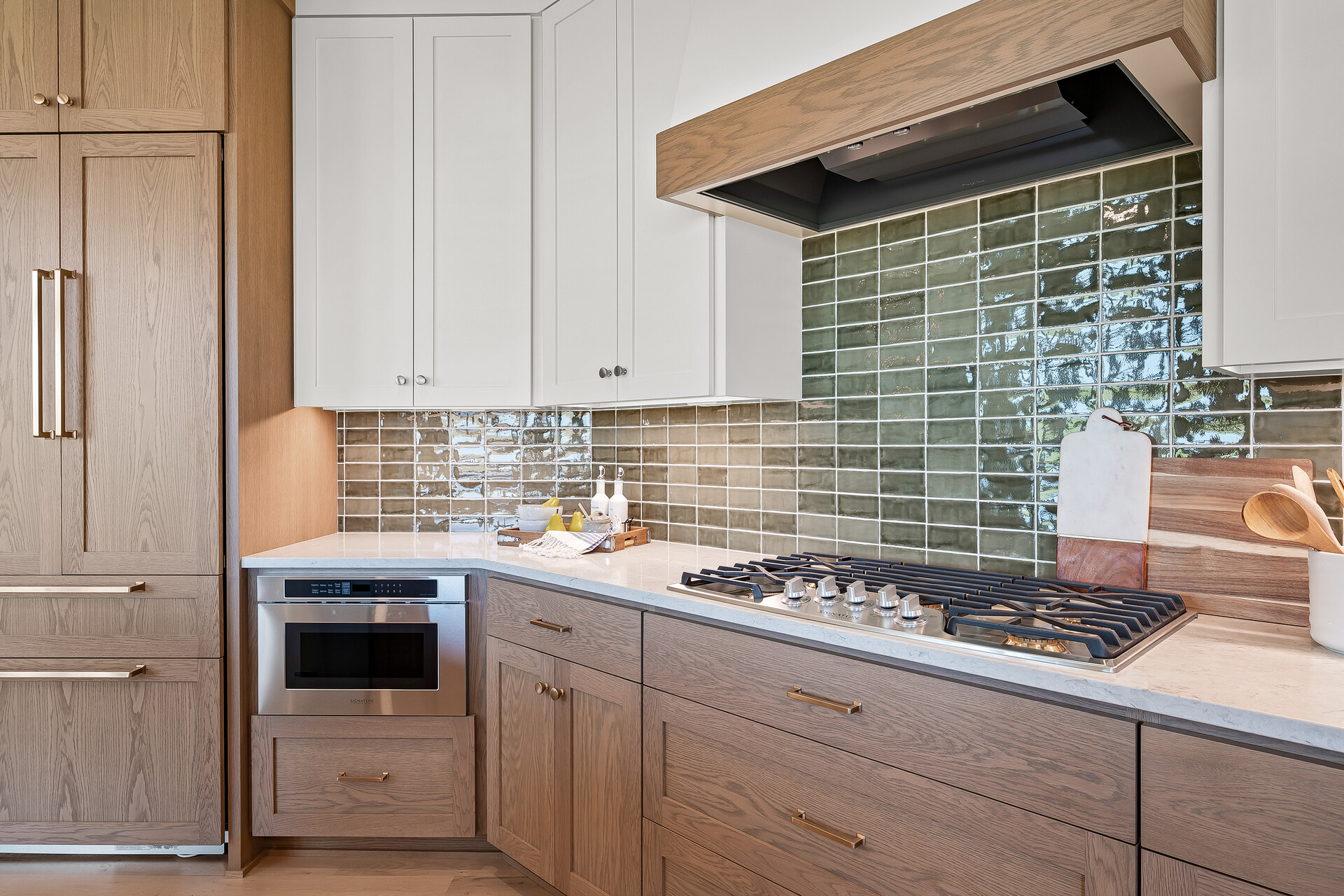 A prairie transitional kitchen with wood cabinets and tiled backsplash in a custom home.